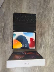 Apple Ipad pro 12.9inch 128gb wifi + cellular 5th gen and Apple Magic keyboard
