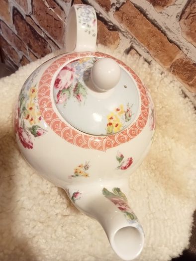 Victoria and Albert Museum Teapot and sugar bowl