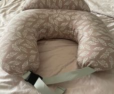 Momcozy feeding pillow