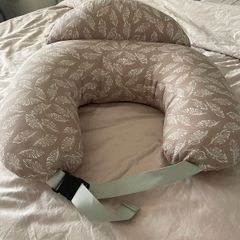Momcozy feeding pillow