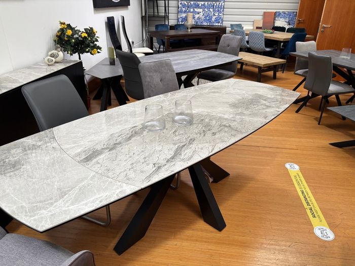 Brand new ceramic extending dining table