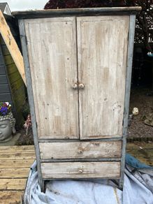 Mini wardrobe