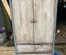 Mini wardrobe