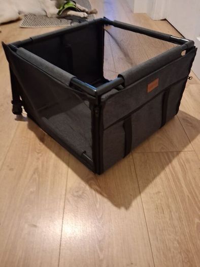 small dog / puppie small dog car crate (+ lead and jacket)