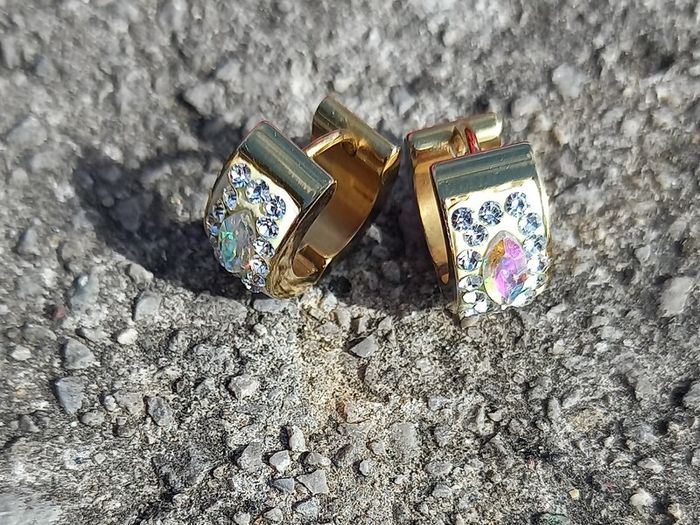 Vintage jewelry is sold individually for 5 to 10 euros