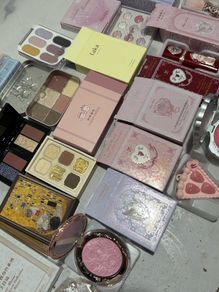 Mixed viral Korean makeup including flower knows