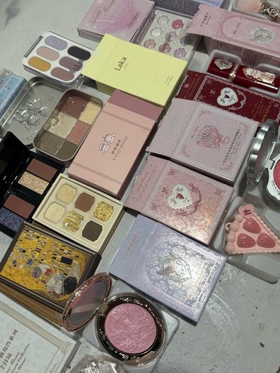 Mixed viral Korean makeup including flower knows