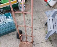 free hand trolley/missing wheel