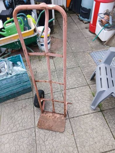 free hand trolley/missing wheel