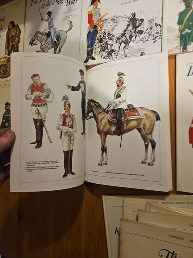 Osprey Men-at-arms Series, Published In 1974 X 15 Fabolous Military Books Plus 2 X Military  Modeling Annuals 1 &3. Plus 3 Other Military Books. All In Good Condition.  See Photos For Same.