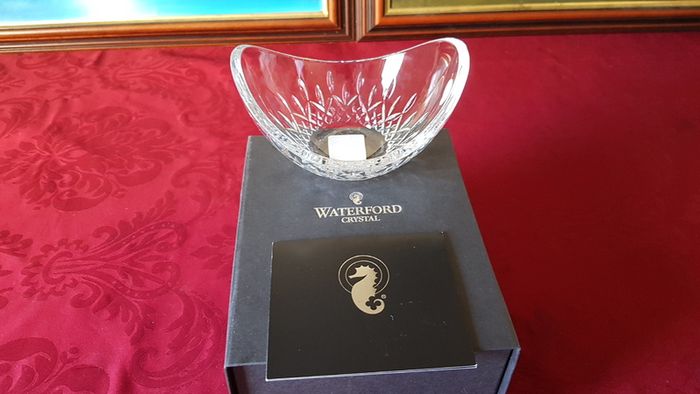 New In Box Waterford Crystal Lismore Pattern 6 Inch Essence Ellipse Bowl