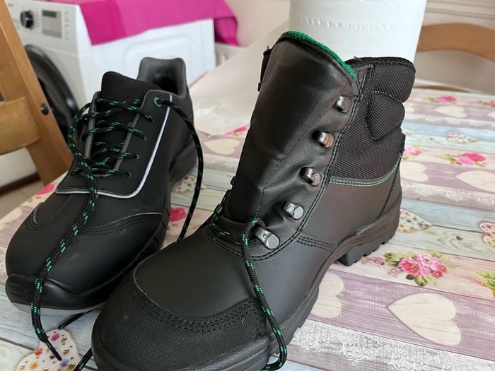 safety boots/ shoes