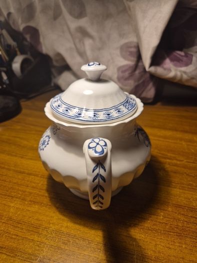 Rare Find:  Vintage J & G Meakin, Florentine, Classic White, Blue Nordic, Covered, teapot, Ornate, Blue, Flowers, England, vintage.