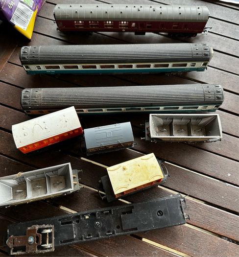 Some random parts for hornby trains. Included is 2 British rail coaches in need of repair. A Harry Potter coach. Also various goods trucks