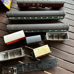 Some random parts for hornby trains. Included is 2 British rail coaches in need of repair. A Harry Potter coach. Also various goods trucks