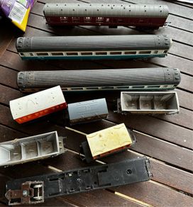 Some random parts for hornby trains. Included is 2 British rail coaches in need of repair. A Harry Potter coach. Also various goods trucks
