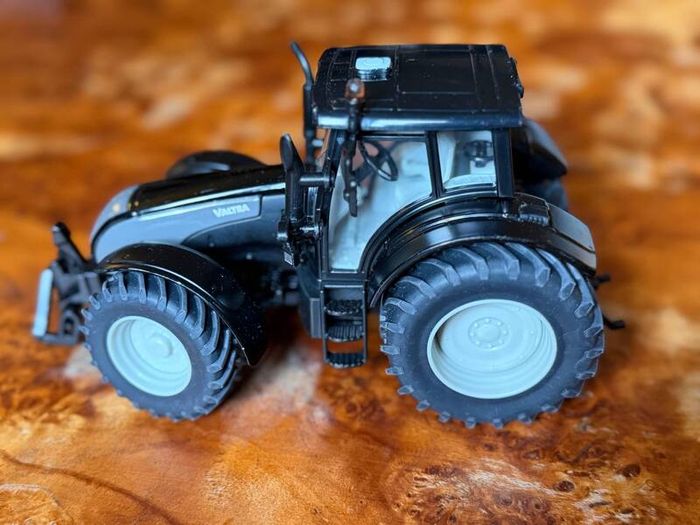 Siku 3268 Valtra T191 Black