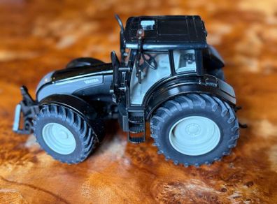Siku 3268 Valtra T191 Black