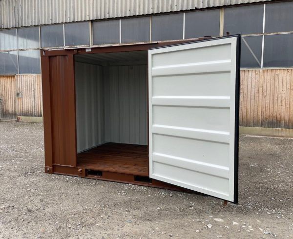 Container with side door 9-foot