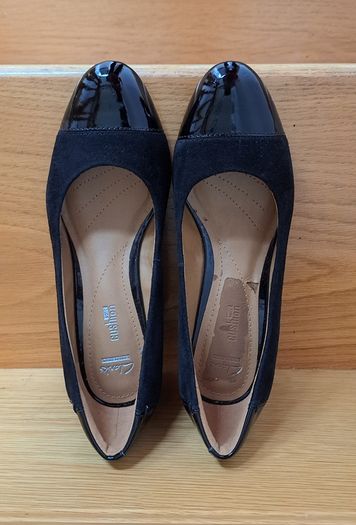 Black wedge shoe (size 5.5)