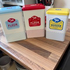 Flour and sugar storage containers