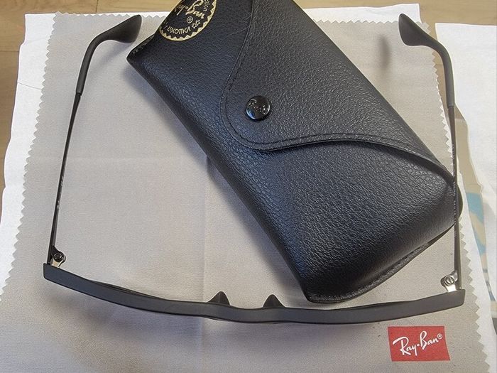 Ray.Ban .Chris