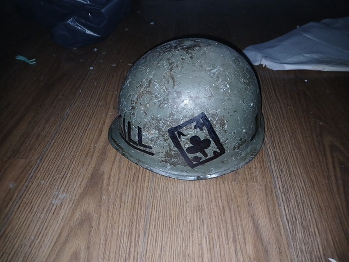 army helmet , viet nam , iraq , not sure collectables