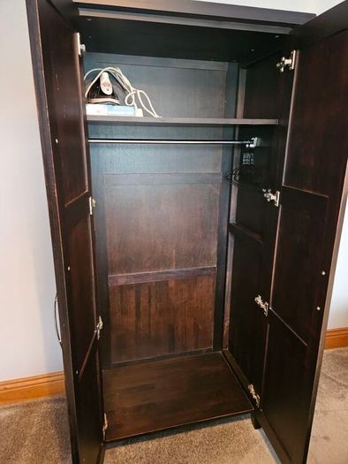 King size bed, 2 x lockers, 1 wardrobe and 1 chest of drawers