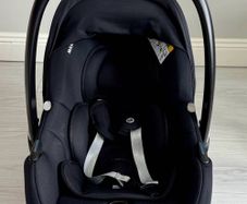 Maxi-Cosi Cabriofix infant car seat , ISOFIX Base , Buggy Adapters in Excellent Condition