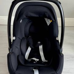 Maxi-Cosi Cabriofix infant car seat , ISOFIX Base , Buggy Adapters in Excellent Condition