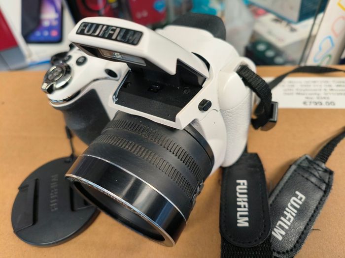 Digital Camera - Fujifilm Finepix S4200 - Hdmi - 14.mp - 24x Optical, White