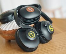 Pair of Bluetooth Wireless Headphones. House of Marley + Soho Sound 45s