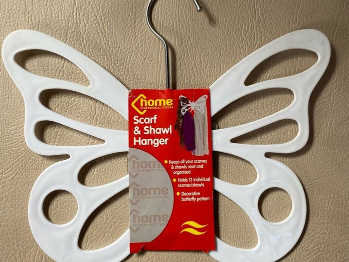 Scarf and shawl hanger