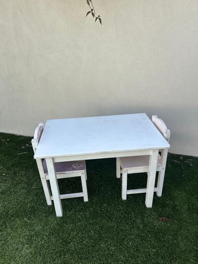 kids table and chairs