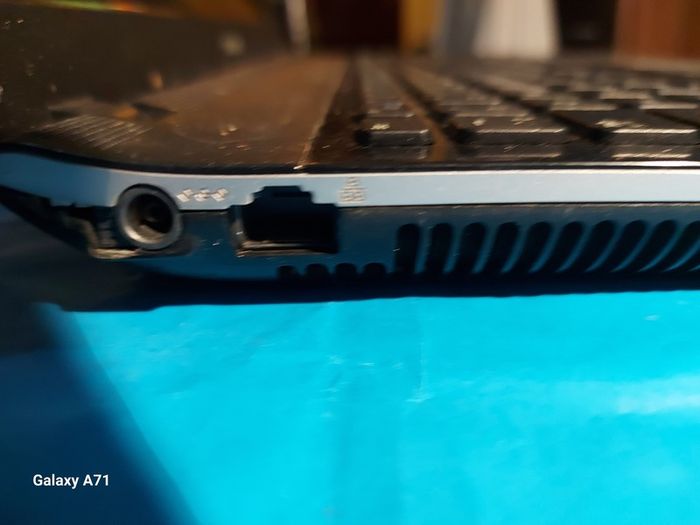 Samsung Notebook Model NP300E5A, Intel Core i5-2430M CPU, 2.4GHz, 4 GB Ram, 600GB HDD, Windows 10, Microsoft Edge, Chrome and VLC