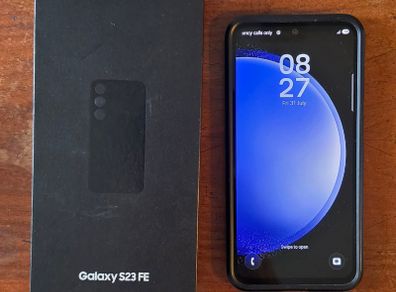 Samsung Galaxy S23 FE + Spigen Case, Mint condition
