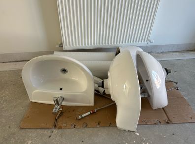3x Brand New Bathroom Sinks, Pedestals & Mixer Taps (New Build Removal)