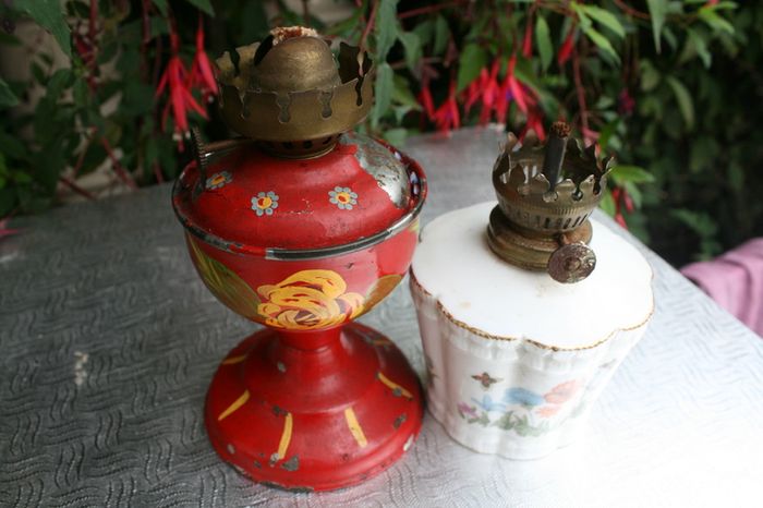 Vintage oil lamps (20 each)