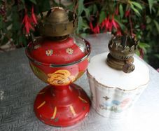 Vintage oil lamps (20 each)