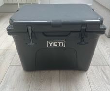 Yeti Thundra 35 Cool Box