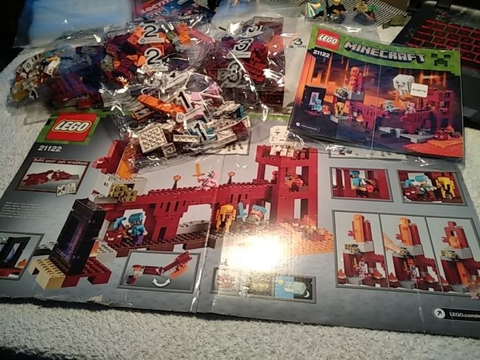 Lego Minecraft 21122 new
