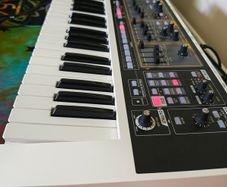 Roland SH 01 Gaia synthesizer like new w/box