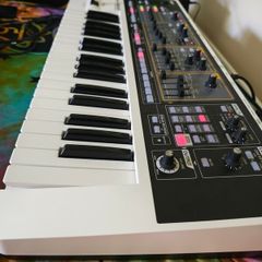 Roland SH 01 Gaia synthesizer like new w/box