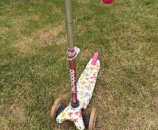 3 wheel scooter with LED lights on wheels
