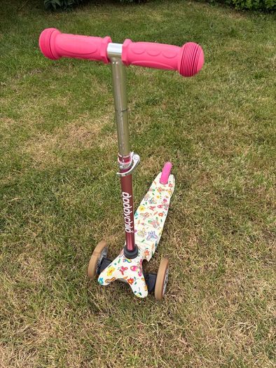 3 wheel scooter with LED lights on wheels
