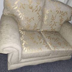 Elegant 2-Seater Sofa - Traditional Style - Excellent Condition