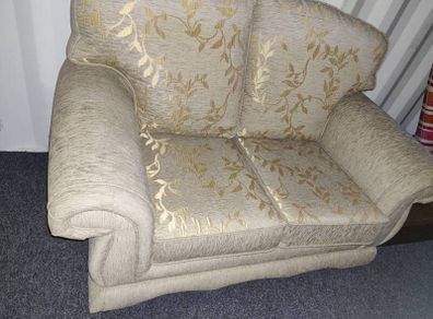 Elegant 2-Seater Sofa - Traditional Style - Excellent Condition
