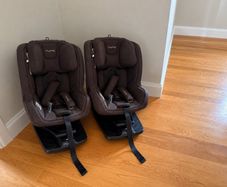 2 Child car seats