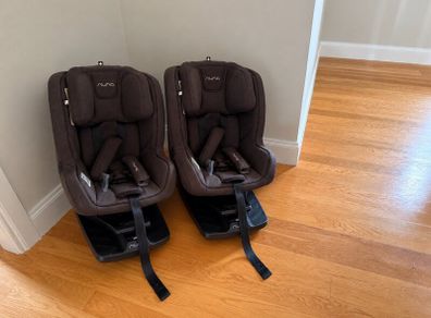 2 Child car seats