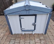 Insulated dog kennel